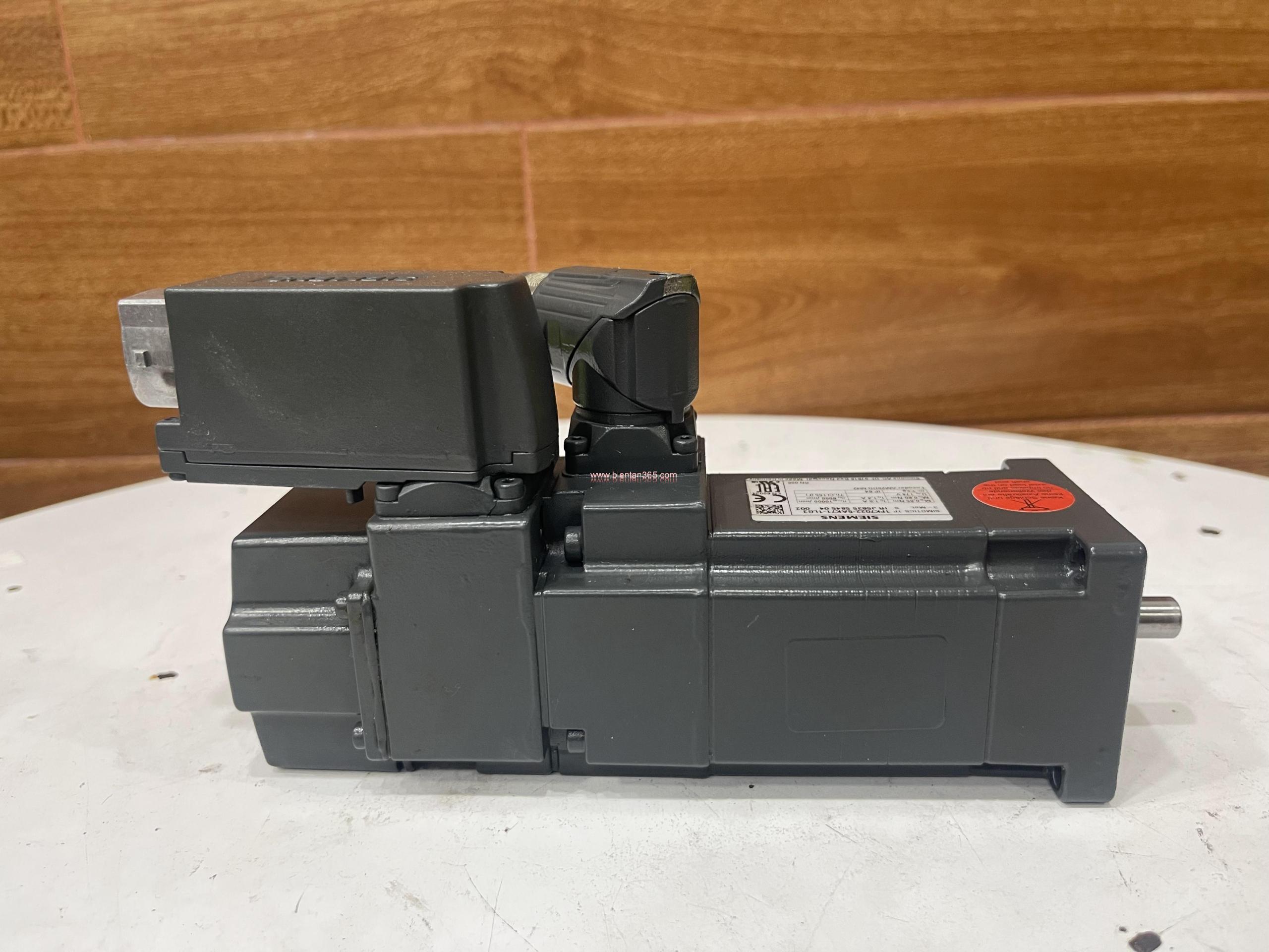 1fk7022-5ak71-1lg3-siemens-servo-motor-0-38kw-6000rpm-absolute-encoder-drive-cliq