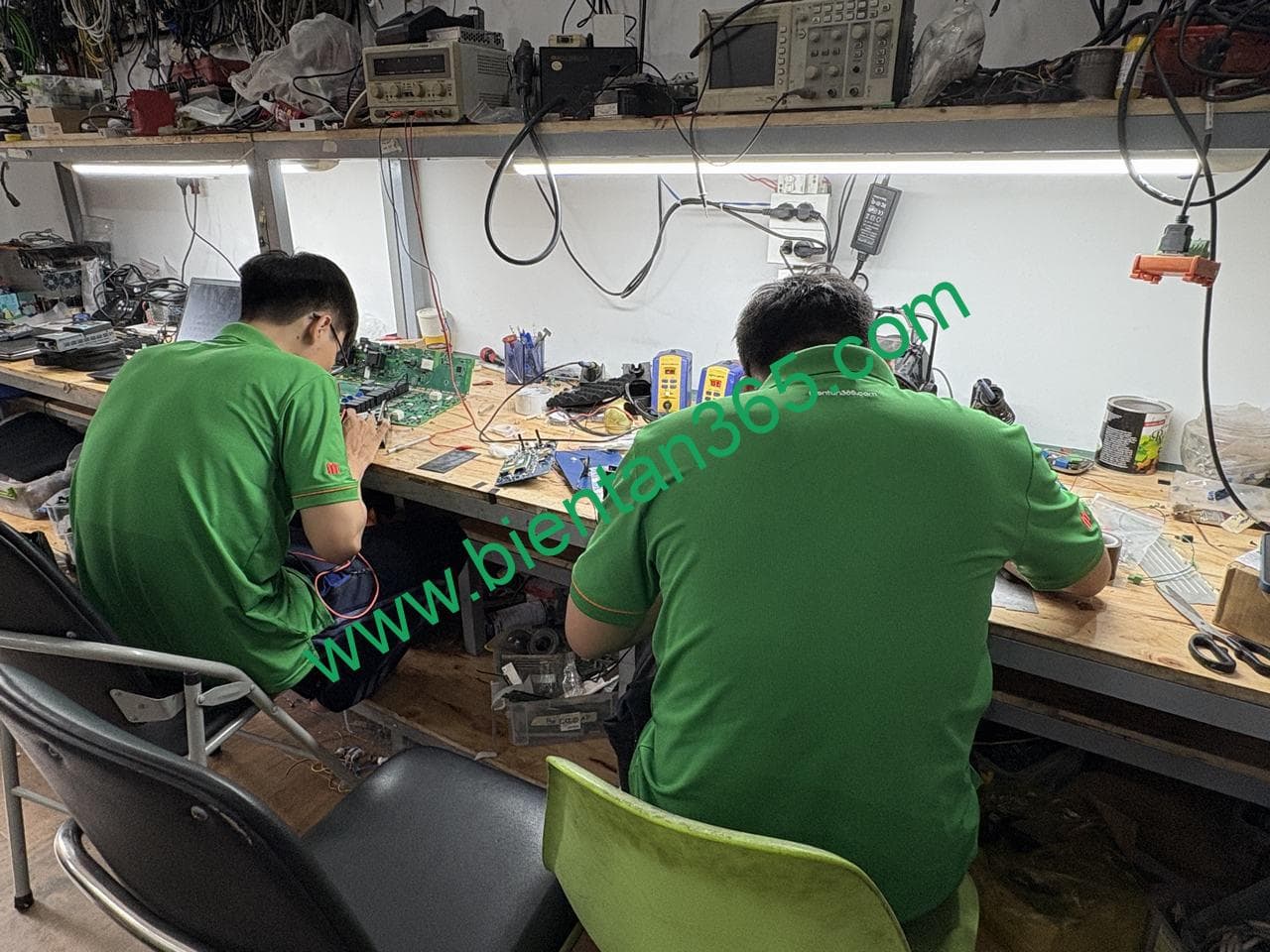 Ky su a.s.c vn dang kiem tra sua cho khach hang
