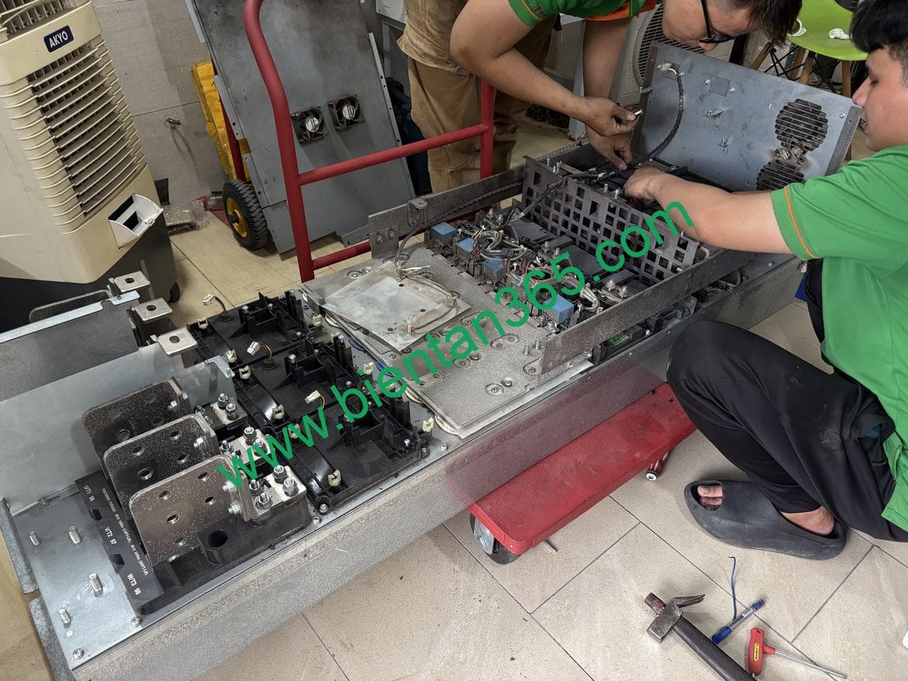 Ky su dang kiem tra sua chua bien tan danfoss