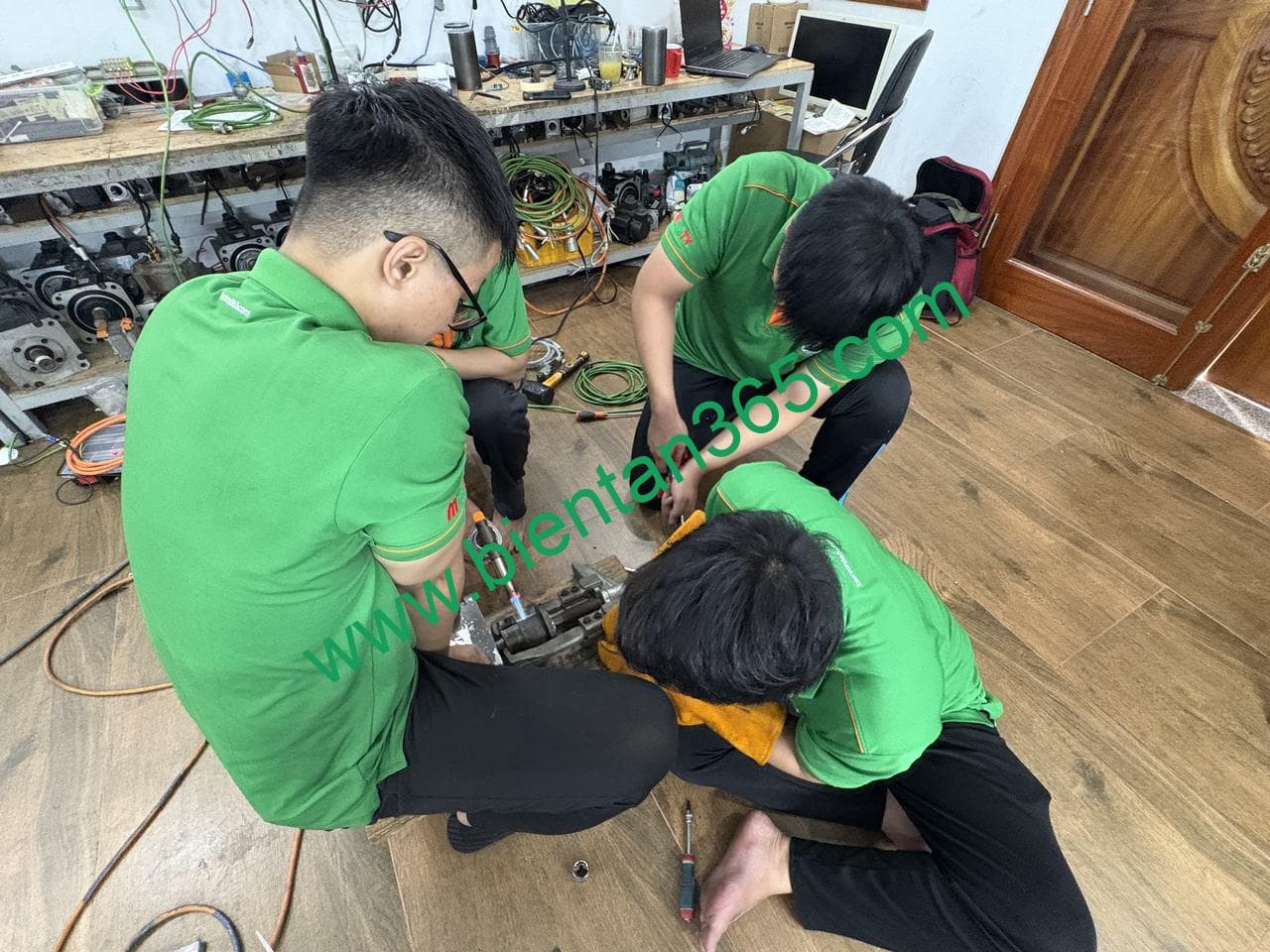 Doi ngu ky su chuyen mon cao dang thao motor servo de sua chua