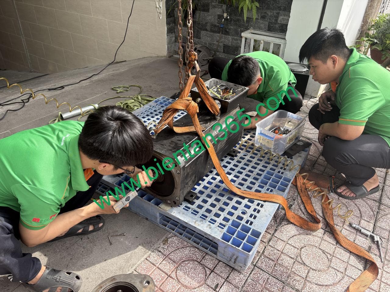 Ky su nhieu nam kinh nghiem dang kiem tra sua chua dong co servo motor